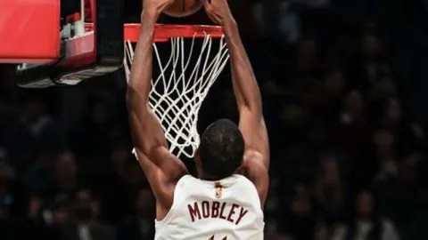 广东击败吉林，胡明轩拼搏汗水，教练张皓嘉调度精准，全队向球迷致谢，杜锋关注四川赛况